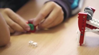 Belarus, Minsk - 13 Ağustos 2018: Çocuk icat ve Oluşturucu, bilim çocuk kampında üzerinden robotlar yapma.