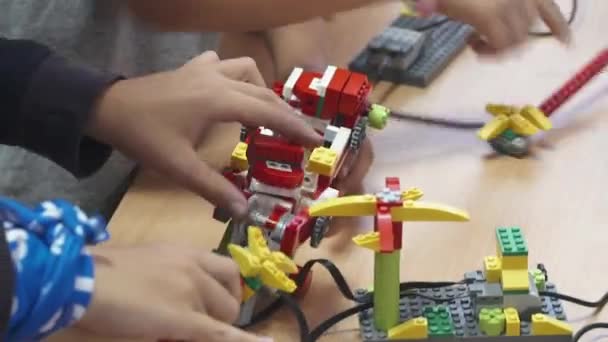 BELARUS, MINSK - AUGUST 13, 2018: Children invent and making robots from constructor, science in the childrens camp. — Stok Video