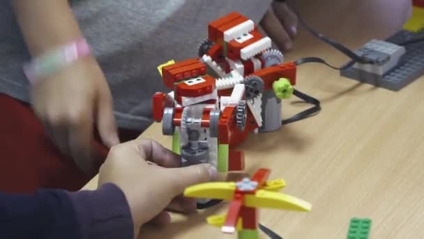白俄罗斯, 明斯克-2018年8月13日: 儿童发明和制造机器人的建设者, 科学在儿童营地. — 图库视频影像