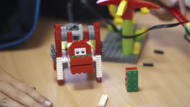 Fehéroroszország Minsk 2018 Augusztus Gyerekek Kitalálni Így Robotok Kivitelező Tudomány — Stock videók