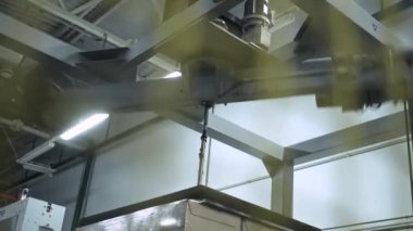 Ambar, robot karton kutular içinde streç film tamamladı..