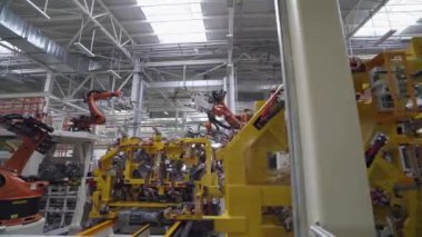 Beyaz Rusya, Borisov - 19 Ekim 2017: Otomobil fabrikası, arabalar, araba vücut derleme işlemi, otomatik üretim hattı görünümünü modern üretim.