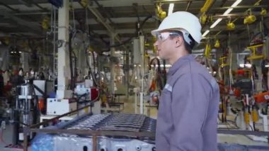 Otomobil Fabrikası, arabalar, robot ekipman, çalışan adam modern üretim otomatik üretim hattı yürür..
