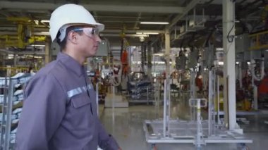 Otomobil Fabrikası, arabalar, robot ekipman, çalışan adam modern üretim otomatik üretim hattı yürür..