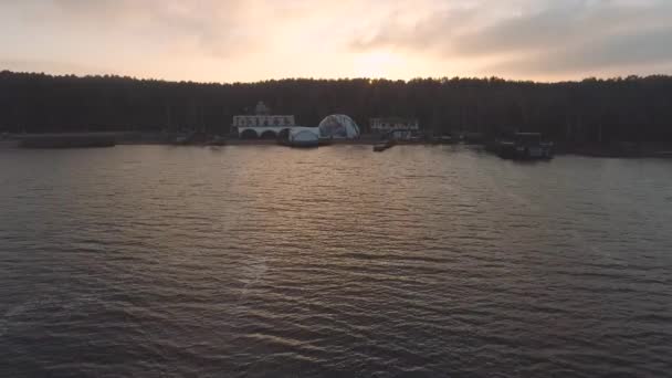Mansión moderna en el lago, vista aérea de toldo para eventos, pabellón de arquitectura. — Vídeos de Stock