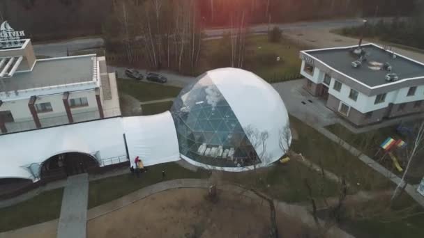 Moderne manor op het meer, luchtfoto van luifel voor evenementen, het platform paviljoen. — Stockvideo