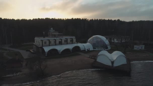 Mansión moderna en el lago, vista aérea de toldo para eventos, pabellón de arquitectura. — Vídeos de Stock