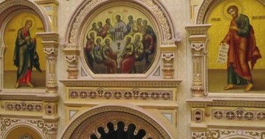 Belarus, Minsk - 26 Ağustos 2018: Din, kilise iç, simgeler ve belgeleme, kamera hareketi kilisenin içinde.