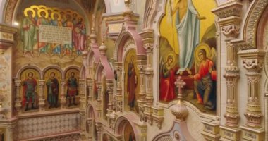 Belarus, Minsk - 26 Ağustos 2018: Din, kilise iç, simgeler ve belgeleme, kamera hareketi kilisenin içinde.
