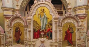 Belarus, Minsk - 26 Ağustos 2018: Din, kilise iç, simgeler ve belgeleme, kamera hareketi kilisenin içinde.