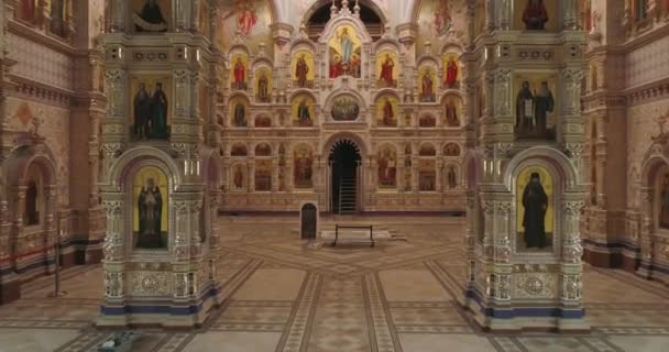Białoruś, Mińsk - 26 sierpień 2018: Religia, wnętrze kościoła, ikon i fresków, ruch kamery wewnątrz Kościoła. — Wideo stockowe