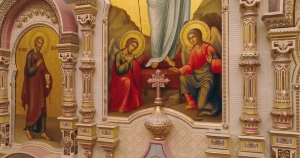 Bielorrusia, Minsk - 26 de agosto de 2018: Religión, iglesia interior, los iconos y frescos, movimiento de la cámara dentro de la iglesia. — Vídeos de Stock