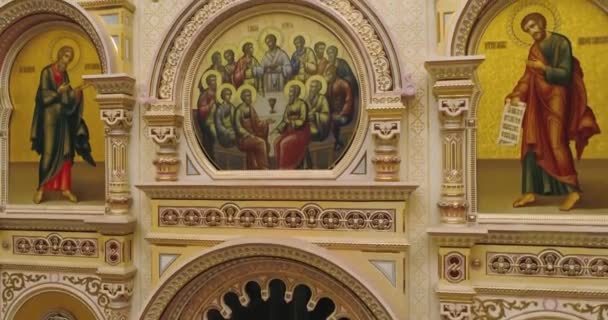 Wit-Rusland, Minsk - augustus 26, 2018: Religie, kerk interieur, iconen en fresco's, camerabeweging in de kerk. — Stockvideo