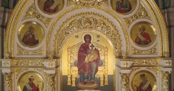 Bielorrusia, Minsk - 26 de agosto de 2018: Religión, iglesia interior, los iconos y frescos, movimiento de la cámara dentro de la iglesia. — Vídeo de stock