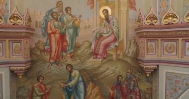 Belarus, Minsk - 26 Ağustos 2018: Din, kilise iç, simgeler ve belgeleme, kamera hareketi kilisenin içinde.