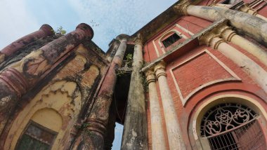 Hindistan 'ın Bihar kentindeki Rajnagar Sarayı' nın Hayaletli Güzel Ortaçağ Harabeleri, Karmaşık Karmaşık Oymalar, Yıpranmış Tuğla Mimarisi ve Bitkilerin Yükselişi