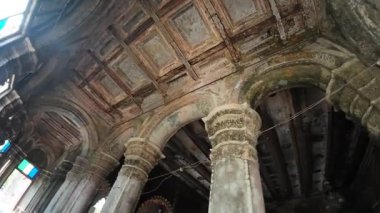 Rajnagar 'daki Durga Tapınağı' nın İçi, Ayrıntılı Kemerler, Sütunlar ve Süslü Tavan Mimarisi ile Bihar