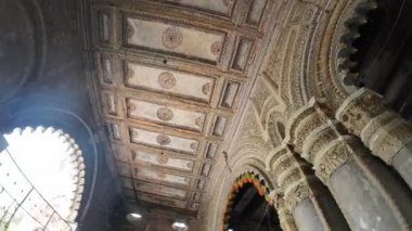 Rajnagar 'daki Durga Tapınağı' nın İçi, Ayrıntılı Kemerler, Sütunlar ve Süslü Tavan Mimarisi ile Bihar