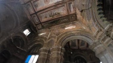 Rajnagar 'daki Durga Tapınağı' nın İçi, Ayrıntılı Kemerler, Sütunlar ve Süslü Tavan Mimarisi ile Bihar