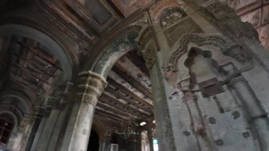 Rajnagar 'daki Durga Tapınağı' nın İçi, Ayrıntılı Kemerler, Sütunlar ve Süslü Tavan Mimarisi ile Bihar