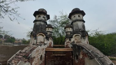 Tükenmiş Silindirik Yapılar ve Kule Yapıları Kümesi, Muhtemelen Tarihi Köy Kuyuları ya da Hindistan 'ın Haryana kentindeki Unutulmuş Kalıntılar