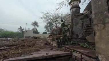 Tükenmiş Silindirik Yapılar ve Kule Yapıları Kümesi, Muhtemelen Tarihi Köy Kuyuları ya da Hindistan 'ın Haryana kentindeki Unutulmuş Kalıntılar