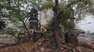 Tükenmiş Silindirik Yapılar ve Kule Yapıları Kümesi, Muhtemelen Tarihi Köy Kuyuları ya da Hindistan 'ın Haryana kentindeki Unutulmuş Kalıntılar