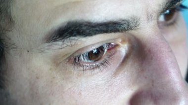 HD: Genç adam gözleri kapat