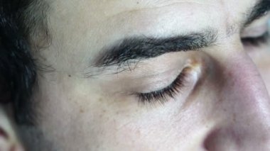 İn yakın kahverengi gözleri yukarı doğru açılış ve kapanış seyir mans