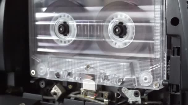 Cassete de áudio reproduzindo bobinas de fita retro antigas — Vídeo de Stock