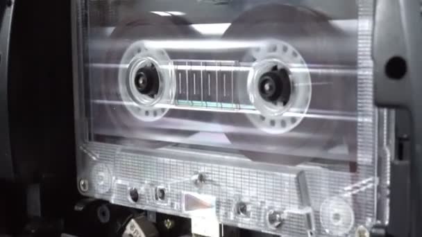 Аудиокассеты, проигрывающие старые ретро-кассеты — стоковое видео