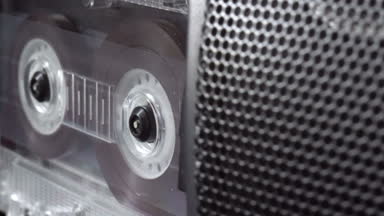 kayıt cihazı oynayan eski ses Kaset dönen retro müzik konsepti makaraları