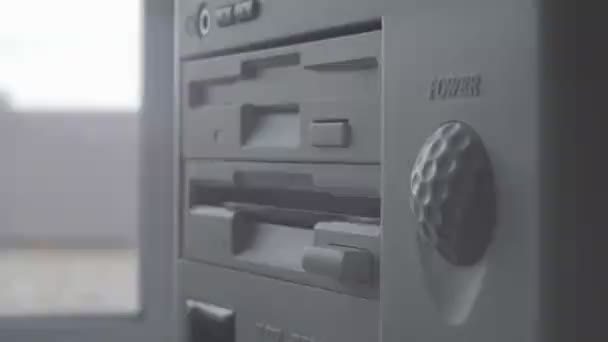 Close-up van invoegen en verwijderen van een oude-stijl 5,25-inch diskette. — Stockvideo