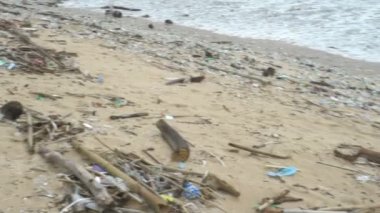 Tropikal deniz, tam çöp, ekolojik felaket, felaket Endonezya kumsalda kirliliği