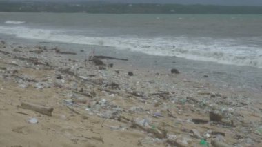 Tropikal deniz, tam çöp, ekolojik felaket, felaket Endonezya kumsalda kirliliği