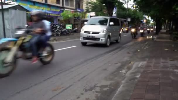 Bali Indonesien, motorcyklar och andra trafik navigera genom livliga gatorna resor i Asien — Stockvideo