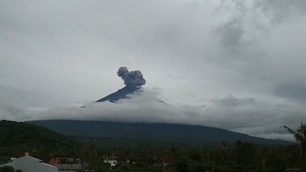 Агунг вулкан вивергається січня 2018 — стокове відео