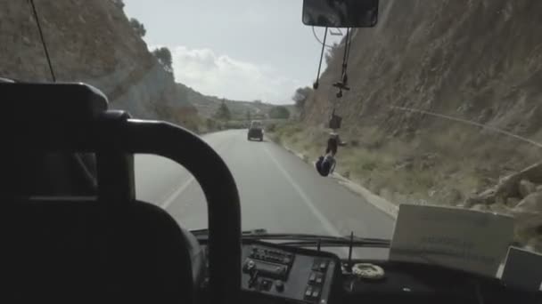 Cestující uvnitř autobusu po ostrově Kréta Řecko hory elounda — Stock video