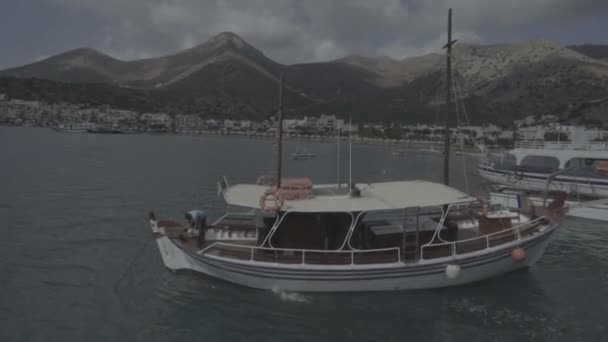Panoramisch uitzicht op de Golf van Elounda met Spinalonga eiland Kreta, Cruise Griekenland kust inspirerende landschap, haven met boten — Stockvideo