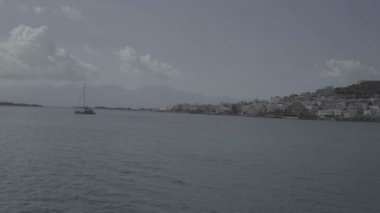 Elounda Körfez tekne ile Spinalonga adası Crete, Yunanistan sahil ilham verici manzara seyir, bağlantı noktası ile panoramik manzaralı