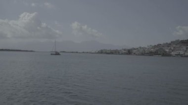 Elounda Körfez tekne ile Spinalonga adası Crete, Yunanistan sahil ilham verici manzara seyir, bağlantı noktası ile panoramik manzaralı