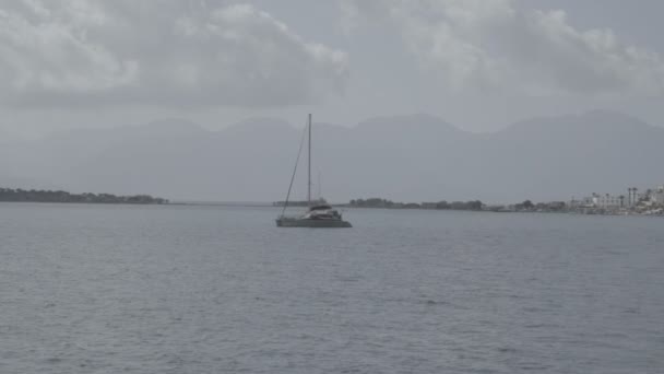 Panoramiczny widok na zatokę Elounda z Spinalonga wyspa Kreta, rejs Grecja wybrzeże inspirujące krajobraz, port z łodzi — Wideo stockowe