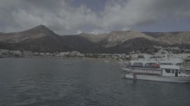 Elounda Körfez tekne ile Spinalonga adası Crete, Yunanistan sahil ilham verici manzara seyir, bağlantı noktası ile panoramik manzaralı