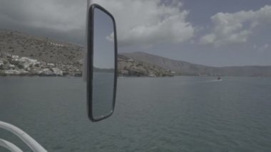 Elounda Körfez Spinalonga adası Crete, Yunanistan sahil ilham verici manzara seyir, ayna ile panoramik manzaralı büyük tekne