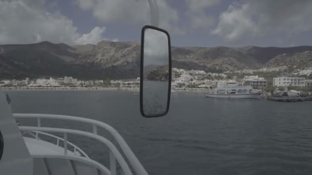 Vista panorâmica do golfo de Elounda com Spinalonga ilha Creta, Cruzeiro Grécia Costa Paisagem Inspiracional, espelho em grande barco — Vídeo de Stock