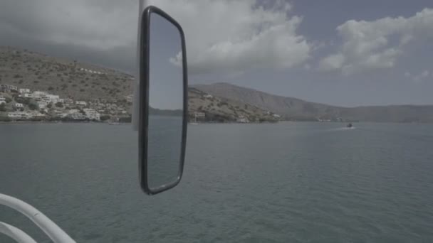 Panoramatický výhled z Perského zálivu Elounda Spinalonga ostrov Kréta, plavby Řecko pobřeží inspirující krajinu, zrcadlem na velké lodi — Stock video