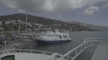 Elounda Körfez tekne ile Spinalonga adası Crete, Yunanistan sahil ilham verici manzara seyir, bağlantı noktası ile panoramik manzaralı