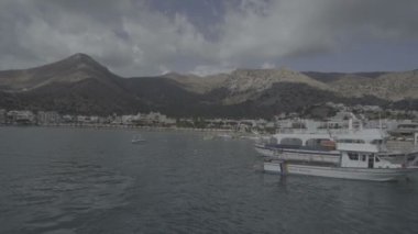 Elounda Körfez tekne ile Spinalonga adası Crete, Yunanistan sahil ilham verici manzara seyir, bağlantı noktası ile panoramik manzaralı