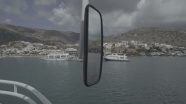Elounda Körfez Spinalonga adası Crete, Yunanistan sahil ilham verici manzara seyir, ayna ile panoramik manzaralı büyük tekne