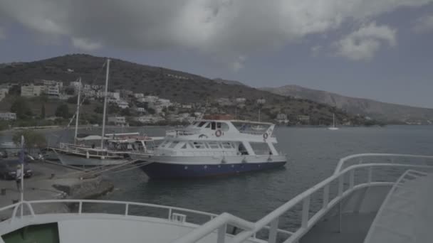 Elounda Körfez tekne ile Spinalonga adası Crete, Yunanistan sahil ilham verici manzara seyir, bağlantı noktası ile panoramik manzaralı — Stok video